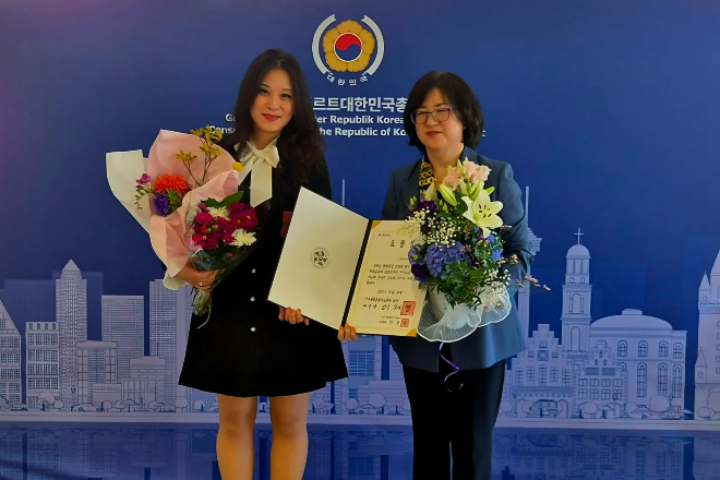 Generalkonsulin überreicht die Auszeichnung des Vorsitzenden des Nationalen Beratungsgremiums für Friedliche Wiedervereinigung (27. Februar)